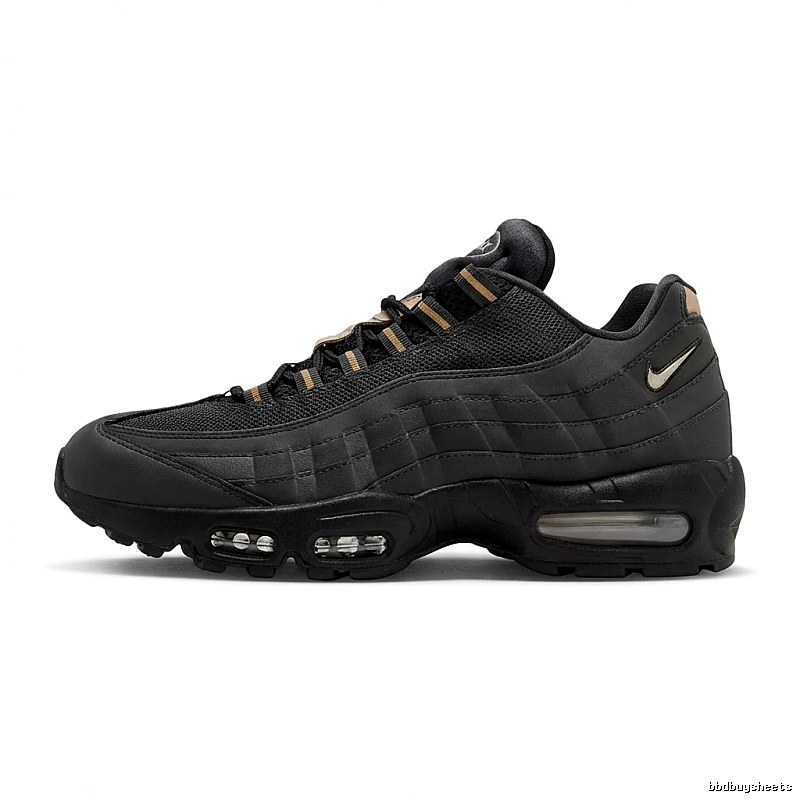 Nike retro-style black sports shoes
