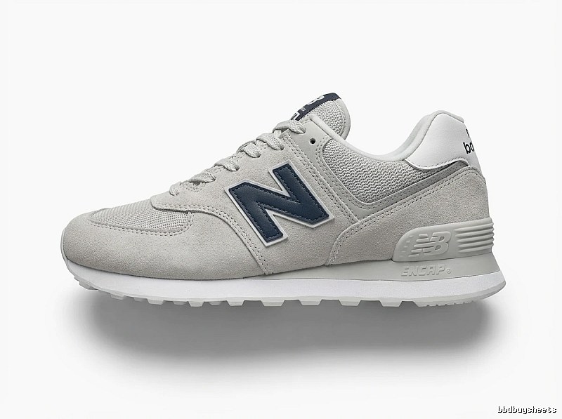 Retro-style grey sports shoes of New Balance