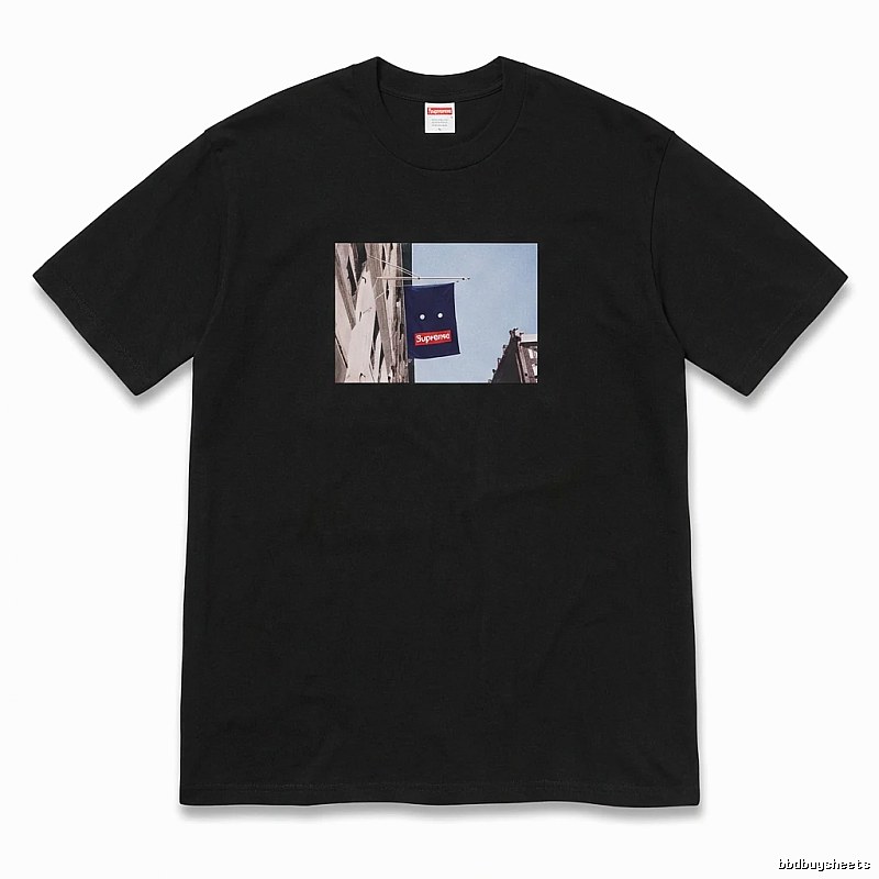 Supreme street scene style black T-shirt